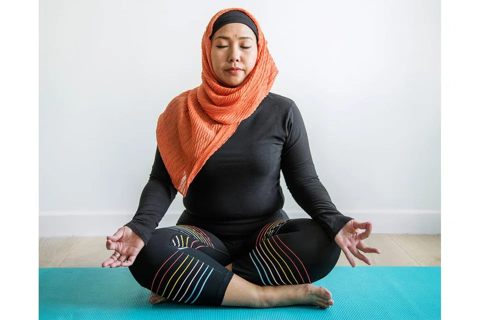 YOGA: Selain mempertingkat kecergasan tubuh kita, yoga dikatakan dapat membantu menambah kecergasan minda kita - Foto ISTOCKPHOTO
