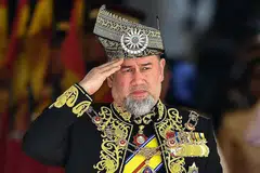ELAK KRISIS: Keputusan Sultan Muhammad turun takhta Agong dikatakan mengelakkan satu krisis dalam institusi raja berperlembagaan Malaysia. Beliau melahirkan harapan negara kekal aman dan harmoni serta mengucapkan terima kasih kepada Raja-Raja Melayu, Perdana Menteri dan kerajaan. - Foto AFP