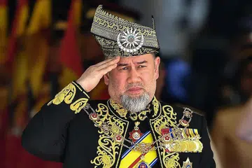ELAK KRISIS: Keputusan Sultan Muhammad turun takhta Agong dikatakan mengelakkan satu krisis dalam institusi raja berperlembagaan Malaysia. Beliau melahirkan harapan negara kekal aman dan harmoni serta mengucapkan terima kasih kepada Raja-Raja Melayu, Perdana Menteri dan kerajaan. - Foto AFP