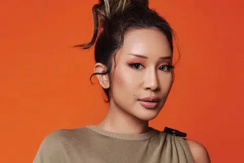 Menggelar dirinya sebagai “Budget Barbie”, Wirda Elliesa membina platformnya dengan menonjolkan barangan kecantikan berpatutan dengan hasil yang mewah.