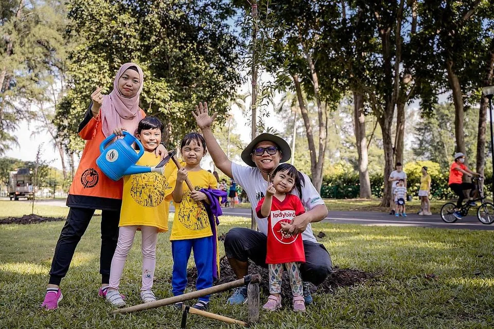 MENANAM MEMORI SEKELUARGA: Encik Aminudin, 39 tahun, bersama isterinya Cik Aireena, 34 tahun, dan anak-anak mereka (dua dari kiri) Ainun,9 tahun, Aisha, 6 tahun, dan Aini, 3 tahun, yang amat gembira kerana dapat menanam pokok mereka bersama. - Foto BH oleh NUR DIYANA TAHA