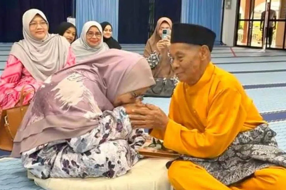 Encik Abdullah Ali, 86 tahun, sah diijabkabulkan dengan wanita idaman, Cik Siti Zabidah Zakaria, 63 tahun, dalam satu majlis pernikahan di Masjid Al-Abrar, Mukim Pauh Sembilan.