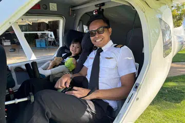 Juruterbang, anak dua tahun, keliling langit di Adelaide, Aeroviation Singapore