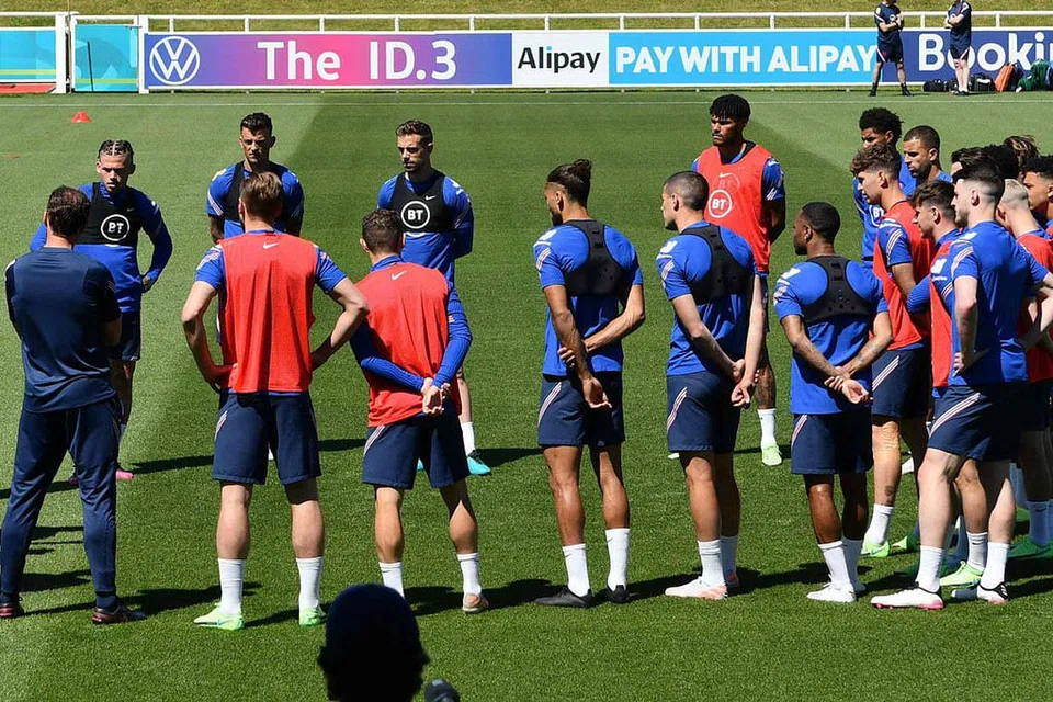 PERSIAPAN AKHIR: Kededua pasukan, England (atas) dan Croatia, bersiap bagi perlawanan pembukaan dengan kededua pasukan tidak mampu tewas jika berharap melangkah jauh dalam Euro 2020 ini. - Foto AFP