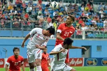 PERKASA DI UDARA: Safuwan Baharudin meloncat tinggi untuk bersaing dengan pemain Jordan.