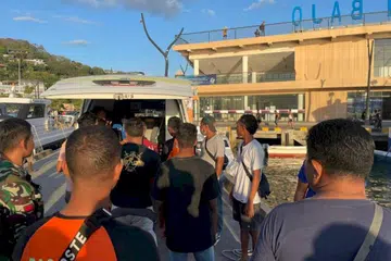 DISELAMATKAN: Pasukan penyelamat berjaya menyelamatkan semua pelancong dari Malaysia yang berada di kapal yang berlayar di perairan Manggarai Barat. 