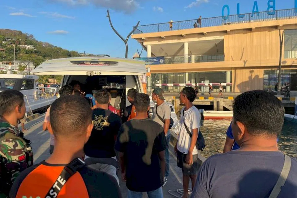 DISELAMATKAN: Pasukan penyelamat berjaya menyelamatkan semua pelancong dari Malaysia yang berada di kapal yang berlayar di perairan Manggarai Barat. 