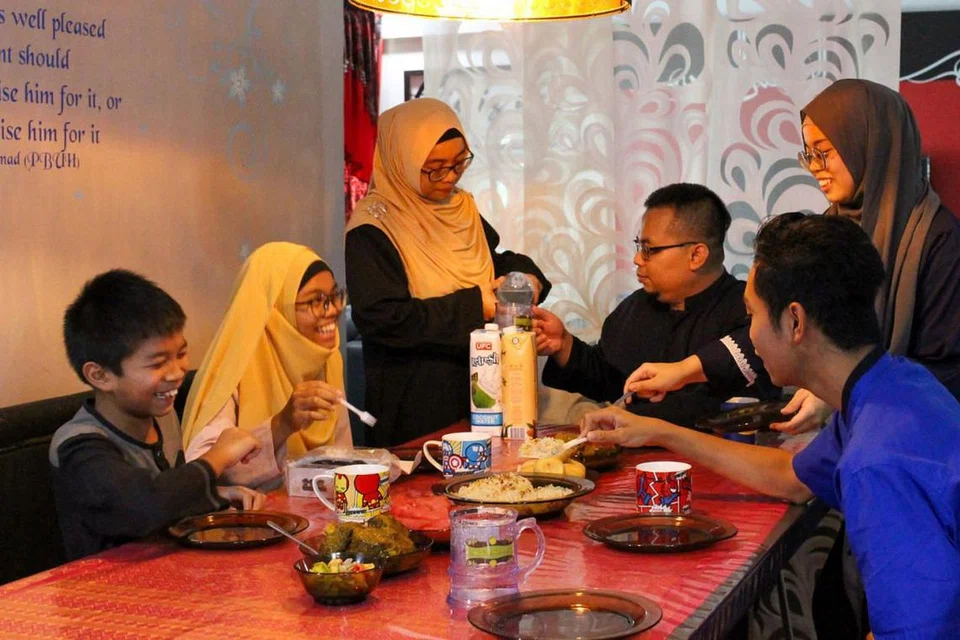 RAMADAN PERTAMA: Muslim Singapura menyambut Ramadan semalam dengan bersahur, berbuka puasa dan beribadah dirumah, dengan Timbalan Mufti Ustaz Dr Mohammad Hannan Hassan menyampaikan khutbah Jumaat pertama pada Ramadandalam satu rakaman di studio media Berita Harian. - Foto BH oleh ARIFFIN JAMAR, SYAZA NISRINA KHAIRUL LIZA