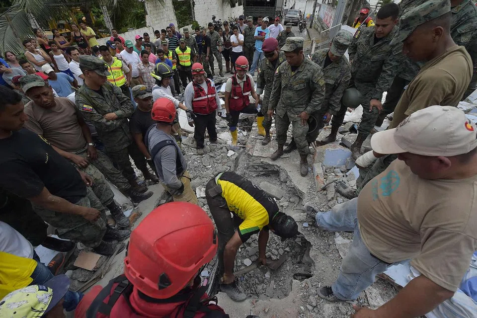 TERUS MENCARI: Pekerja penyelamat terus menjalankan usaha mencari mangsa di Pedernales, bandar paling teruk terjejas oleh gempa bumi yang melanda Ecuador kelmarin.