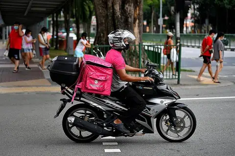 UNTUK BAKAT TEKNOLOGI: Akademi Teknologi foodpanda, PowerUp!, bertujuan meningkatkan kemahiran bakat teknologi tempatan dan penghantar makanan, serta membantu peniaga mendigitalkan perniagannya. - Foto fail
