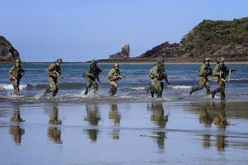Askar Angkatan Bersenjata Singapura (SAF) dan Pasukan Pertahanan Australia semasa reviu Latihan Trident di Freshwater Bay di Rockhampton, Queensland. 
