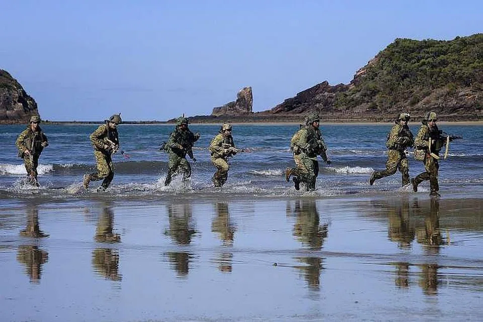 Askar Angkatan Bersenjata Singapura (SAF) dan Pasukan Pertahanan Australia semasa reviu Latihan Trident di Freshwater Bay di Rockhampton, Queensland. 