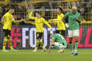 KECEWA: Pemain tengah Newcastle, Joelinton (kanan), kelihatan kecewa sedang pemain Borussia Dortmund meraikan gol dalam kemenangan 2-0 mereka  dalam perlawanan peringkat kumpulan Juara Liga-Liga pada Rabu.