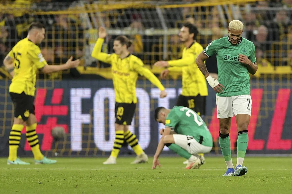 KECEWA: Pemain tengah Newcastle, Joelinton (kanan), kelihatan kecewa sedang pemain Borussia Dortmund meraikan gol dalam kemenangan 2-0 mereka  dalam perlawanan peringkat kumpulan Juara Liga-Liga pada Rabu.