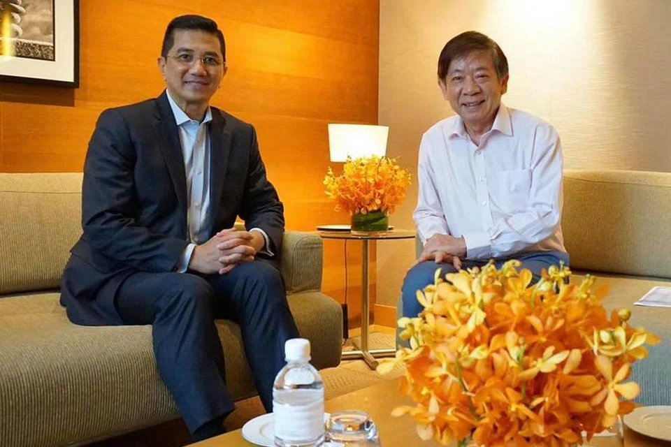 PERBINCANGAN POSITIF: (Kiri) Datuk Seri Mohamed Azmin Ali juga bertemu Menteri Pengangkutan, Encik Khaw Boon Wan, semalam dan antara lain membincangkan isu penangguhan projek Kereta Api Berkelajuan Tinggi (HSR). - Foto FACEBOOK.COM/ MINISTERKHAWBOONWAN/