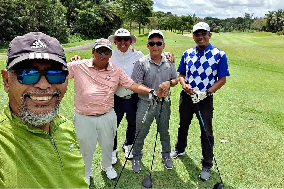 KEMBALI KE PADANG GOLF JB: Encik Norman, telah ke Palm Resort Golf & Country Club di Senai, Johor Bahru, bersama teman-temannya main golf minggu lalu. - Foto-foto ihsan NORMAN MOHD ZAIN