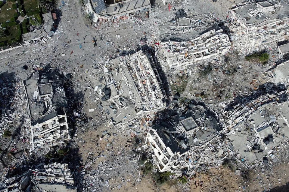 PADANG JARAK PADANG TERKUKUR: Runtuhan bangunan yang musnah akibat pengeboman tentera Israel di selatan Bandar Gaza semasa konflik di tengah-tengah gencatan senjata sementara antara Israel dan Hamas.