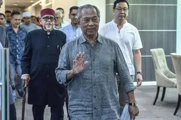 TAN SRI MUHYIDDIN YASSIN NAFI DAKWAAN: Keratan laporan dalam talian di mana Tan Sri Muhyiddin Yassin menafikan beliau suspek dalam siasatan SPRM. - Foto tangkap layar BHM