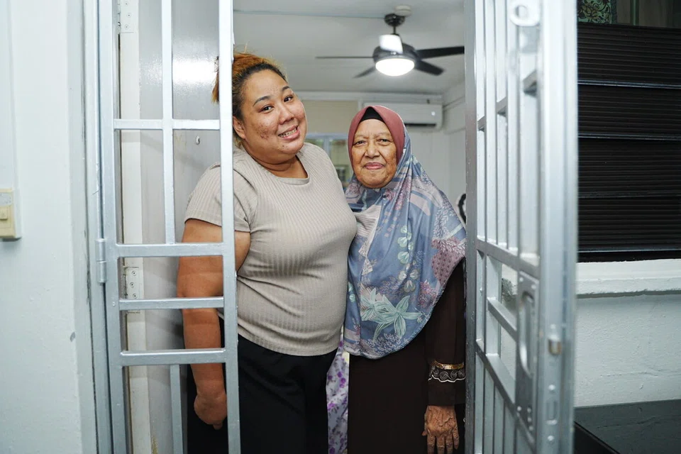 Hasil daripada keinginan untuk anak-anak dan diri sendiri menimba ilmu agama, Cik Lydia Susiyanti Sukarbi (kiri) dan Cik Patimah Baba, membuka rumah mereka supaya jiran tetangga juga boleh meraih manfaat yang sama di bawah program ‘Ulum Ihsan’. 