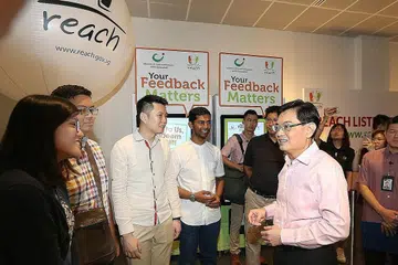 PANDANGAN PENDUDUK DIHARGAI: Encik Heng Swee Keat (kanan) berinteraksi dengan peserta belia yang peka tentang pelbagai isu termasuk kemampanan sekitaran, mobiliti sosial dan sumbangan golongan istimewa dalam sesi dialog unit maklum balas pemerintah Reach dan saluran CNA yang berlangsung di Universiti Pengurusan Singapura (SMU) semalam. - Foto BM oleh LIANG WEIKANG