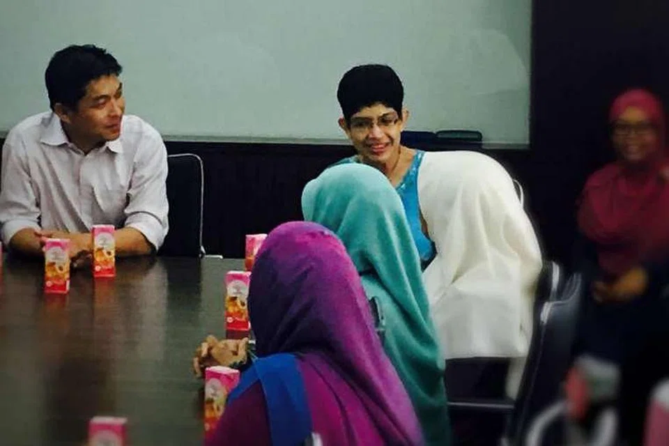 Encik Tan Chuan-Jin dan Dr Fatimah melawat tiga pelajar yang dikatakan diserang dan kakitangan di Madrasah Al-Maarif Al-Islamiah pada Selasa (5 Apr). Lelaki yang dikatakan menyerang mereka telah dikenakana tiga pertuduhan. TAN CHUAN-JIN / FACEBOOK