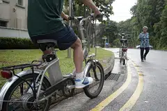 PENUNGGANG E-BASIKAL DIWAJIB AMBIL UJIAN TEORI: Ujian teori wajib bagi penunggang e-skuter dan basikal elektrik bakal bermula pertengahan tahun ini.- Foto BH oleh MARK CHEONG