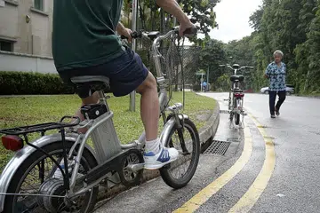 PENUNGGANG E-BASIKAL DIWAJIB AMBIL UJIAN TEORI: Ujian teori wajib bagi penunggang e-skuter dan basikal elektrik bakal bermula pertengahan tahun ini.- Foto BH oleh MARK CHEONG