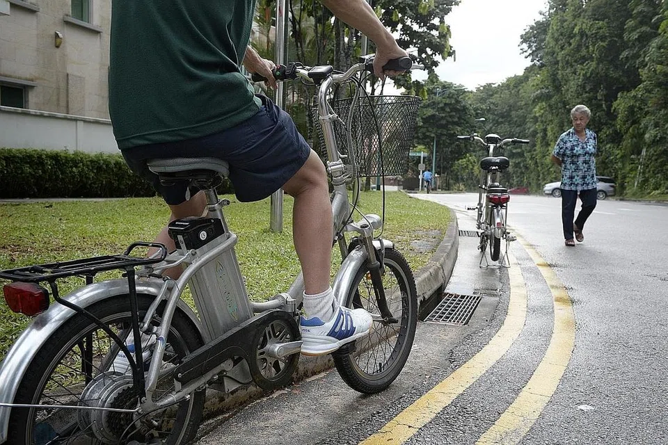 PENUNGGANG E-BASIKAL DIWAJIB AMBIL UJIAN TEORI: Ujian teori wajib bagi penunggang e-skuter dan basikal elektrik bakal bermula pertengahan tahun ini.- Foto BH oleh MARK CHEONG
