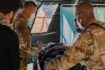 DIPINDAH: Seorang ibu Afghanistan di atas kargo pesawat C-17 Amerika Syarikat sebelum melahirkan bayi yang diberi nama Reach. - Foto AFP