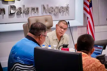 Menteri Dalam Negeri, Datuk Seri Saifuddin Nasution Ismail.