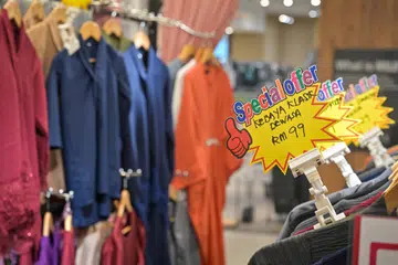 Terdapat pelbagai busana Raya yang boleh dibeli dengan harga yang dimampui di Johor Bahru, Malaysia.