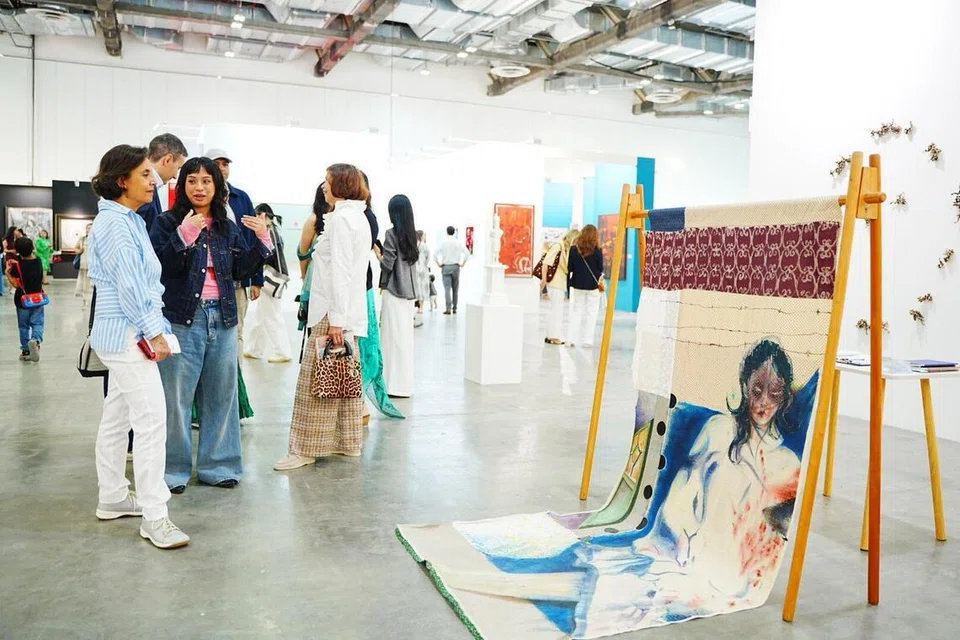 Aisha Rosli (dua dari kiri) berkata, dalam menghasilkan karya, ‘What Choice Do I Have?, 2025/2026’, beberapa perkara perlu dipertimbangkan termasuk fabrik yang digunakan agar hasil lukisan kekal ‘raw’.