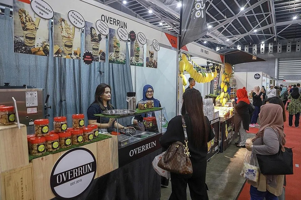 ANEKA GERAI: Terdapat sekitar 280 gerai di pameran tersebut yang menawarkan produk makanan, gaya hidup serta keperluan musim perayaan lain. - Foto-foto BH oleh IQBAL FAIZAL