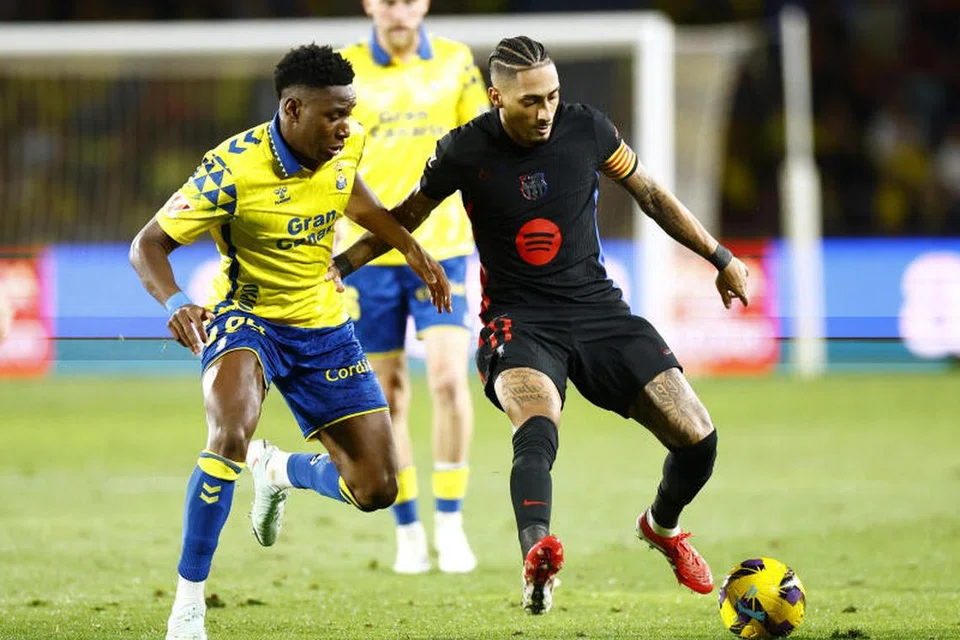 Dario Essugo (kiri) kini bermain sebagai pemain pinjaman di Las Palmas.