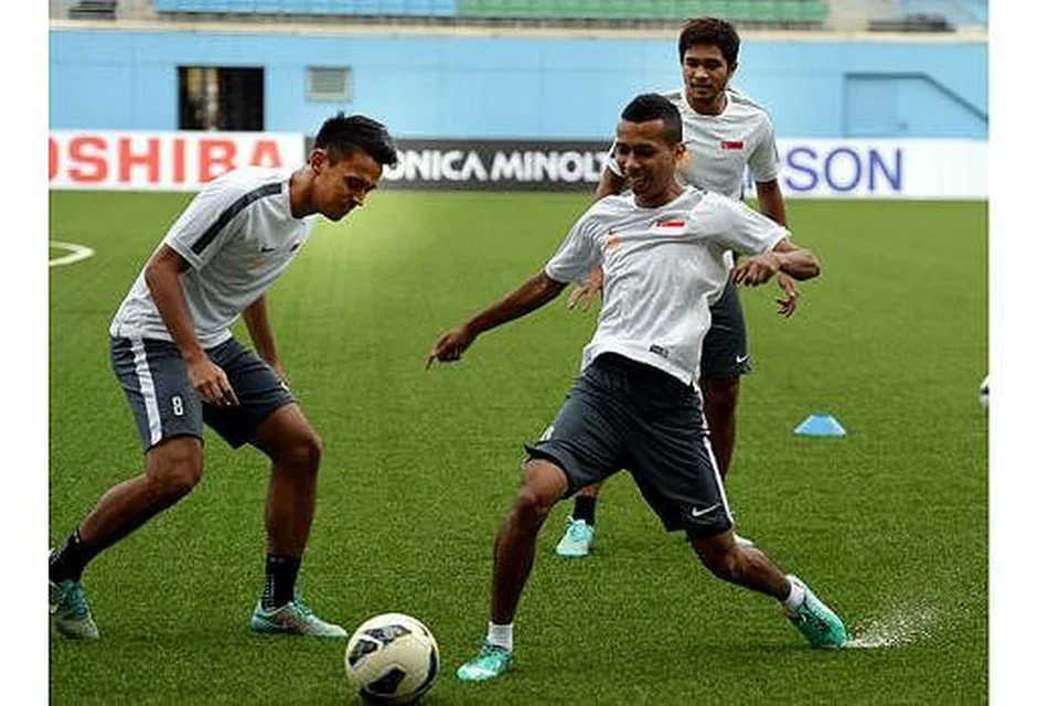 GIGIH JALANI LATIHAN: Pemain pertahanan Ismadi Mukhtar (kanan) bersaing bola dengan rakan midfield Shahdan Sulaiman (kiri) dengan diperhatikan Zulfahmi Arifin semasa sesi latihan skuad Singa kelmarin. - Foto ZAINAL YAHYA