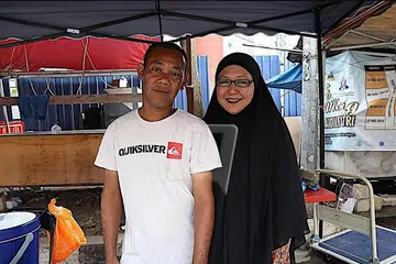 BERALIH TUMPUAN: Penyanyi lagu 'hit' Teringin, Shima (kanan) banyak menerima tawaran menyanyi maka lebih fokus menjalankan perniagaan nasi campur bersama suaminya, Abdullah Rusli. - Foto UTUSAN ONLINE
