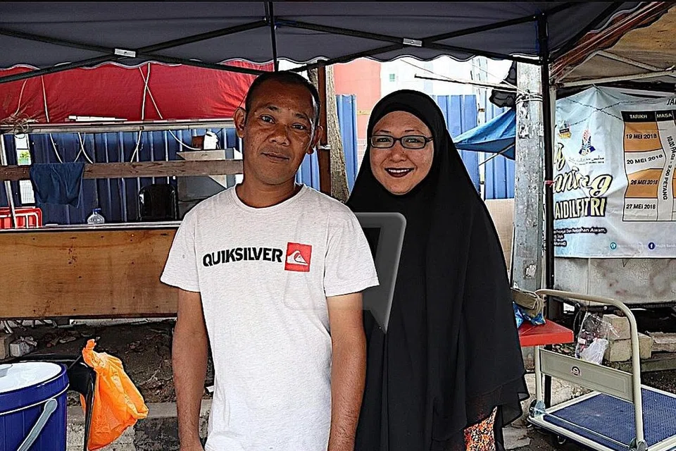 BERALIH TUMPUAN: Penyanyi lagu 'hit' Teringin, Shima (kanan) banyak menerima tawaran menyanyi maka lebih fokus menjalankan perniagaan nasi campur bersama suaminya, Abdullah Rusli. - Foto UTUSAN ONLINE