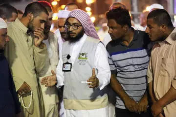 TAK TAHU BOLEH TANYA: Jemaah mendapatkan bantuan seorang penterjemah di Makkah. Sebuah pasukan menyediakan perkhidmatan terjemahan 24 jam bagi penurut bahasa Inggeris, Perancis, Parsi, Melayu, Hausa (Afrika), Turkey, Cina dan Urdu - bahasa paling banyak digunakan dalam kalangan jemaah haji. - Foto AFP