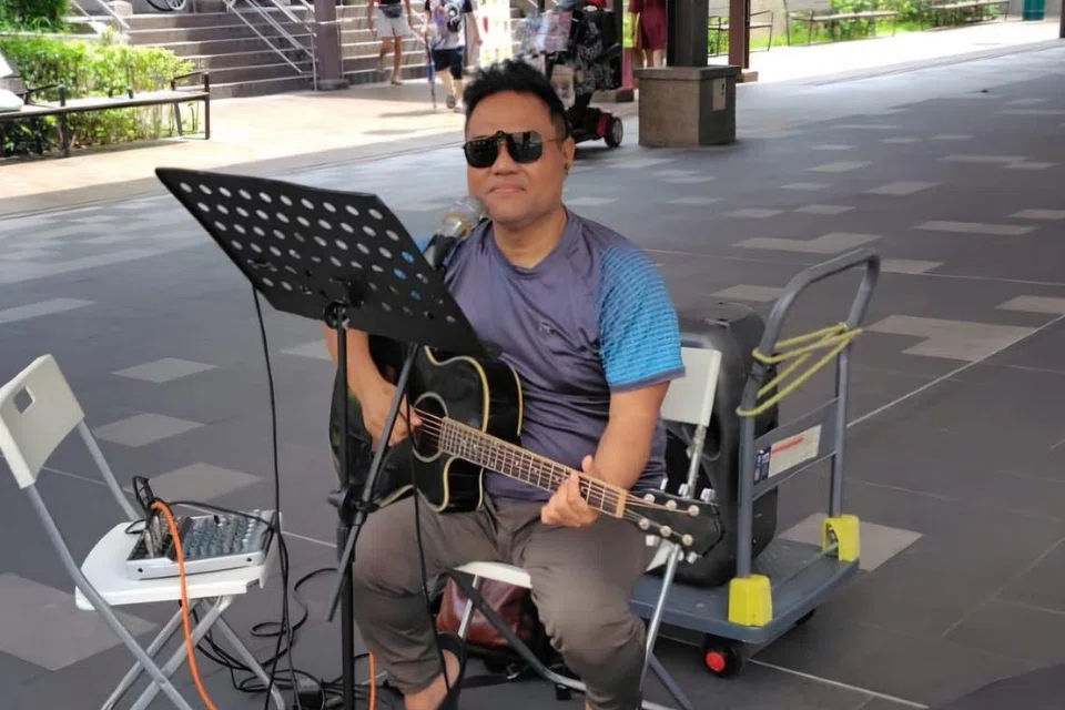 Adee dari kumpulan Nuradee terpaksa teruskan kegiatan ‘busking’ seorang diri tanpa adiknya Nur, yang sedang terlantar di hospital akibat strok.