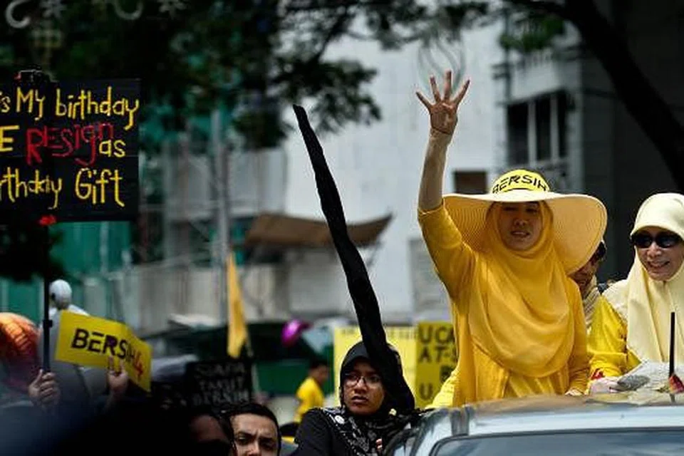 Cik Nurul Izzah (kiri) bersama ibunya, Dr Wan Azizah, yang juga ketua pembangkang Malaysia, semasa menyertai bantahan Bersih 4 di Kuala Lumpur pada Ogos. Gambar AFP 