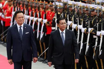 Perdana Menteri Thailand, Anutin Charnvirakul (kiri), bersama Presiden Myanmar, Min Aung Hlaing, memeriksa kawalan kehormat sempena majlis sambutan rasmi di Bangunan Kerajaan di Bangkok pada 6 Ogos 2026. Lawatan rasmi pertama Min Aung Hlaing ke Thailand sejak dilantik sebagai presiden itu bertujuan memperkukuh hubungan dua hala serta menjadi sebahagian daripada usaha Naypyidaw mendapatkan semula pengiktirafan diplomatik dan memulihkan hubungannya dengan Asean.