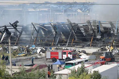CETUS KEBAKARAN: Pasukan penyelamat membantu mereka yang tercedera di lokasi letupan di sebuah gudang berhampiran lapangan terbang di Tashkent yang menyebabkan seorang meninggal dunia pada Khamis.