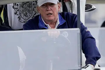BOLEH UNDANG KONFRONTASI BESAR: Presiden Donald Trump memandu bugi semasa bermain golf di Kelab Golf Nasional Trump di Sterling, Virginia, kelmarin. Pegawai kanannya mengingatkan serangan ke atas Iran akan hanya menimbulkan konfrontasi besar-besaran pada minggu-minggu terakhir penggal beliau sebagai presiden. - Foto REUTERS