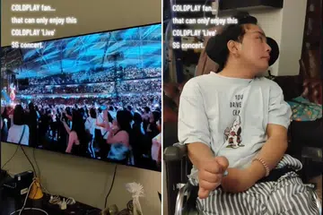 Cik Nuruljannah Mohammad Razib, 27 tahun, seorang mangsa kecederaan trauma di otak selepas satu kemalangan pada 2019, menonton kosert Coldplay menerusi satu siaran langsung di YouTube yang dimainkan di televisyen rumah.