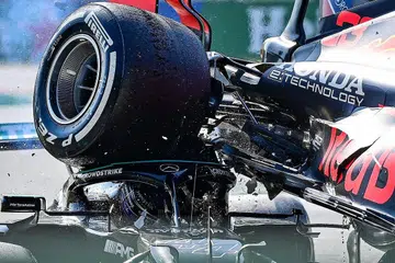 NYARIS MAUT: Kenderaan Verstappen 'menunggang' kenderaan Hamilton bagi beberapa ketika dalam perlumbaan di Italy itu. - Foto AFP