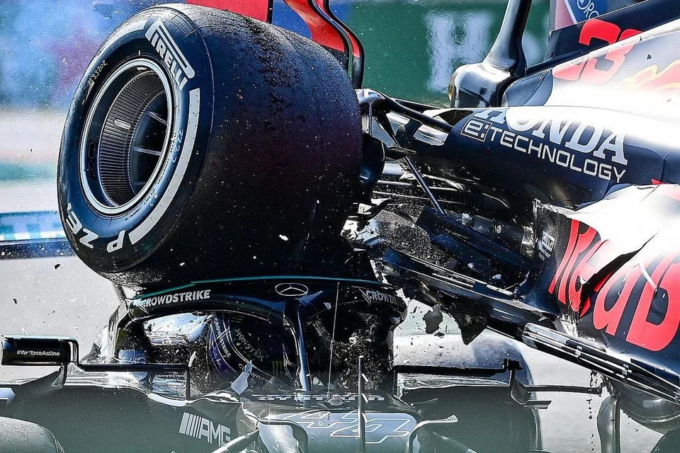NYARIS MAUT: Kenderaan Verstappen 'menunggang' kenderaan Hamilton bagi beberapa ketika dalam perlumbaan di Italy itu. - Foto AFP