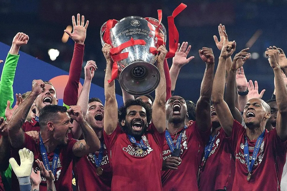 'RAJA EROPAH': Mohamed Salah menjulang mahkota kejuaraan Liga Juara-Juara semasa meraikan kejayaan Liverpool muncul juara Eropah buat kali keenam dalam sejarahnya minggu lalu. - Foto AFP