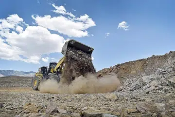 GALIAN BERHARGA: Lombong Mountain Pass di California (atas) satu-satunya kemudahan nadir bumi yang beroperasi di Amerika. Antara 2004 dan 2017, China menyumbang 80 peratus daripada import nadir bumi Amerika. - Foto REUTERS