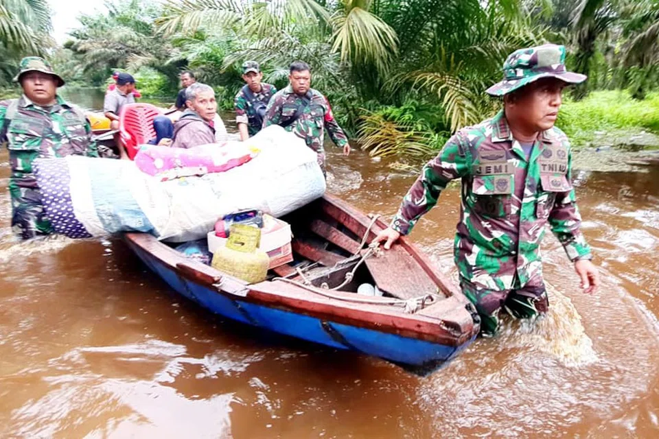 PERLU BAIKI PRASARANA: Kesan banjir yang sering berlaku menjejas keadaan keselamatan prasarana dan perlu segera diperbaiki seperti yang berlaku di Jalan Rangau, Desa Petani, Kecamatan Bathin Solapan, Bengkalis, Riau, pada 7 Januari 2024. 