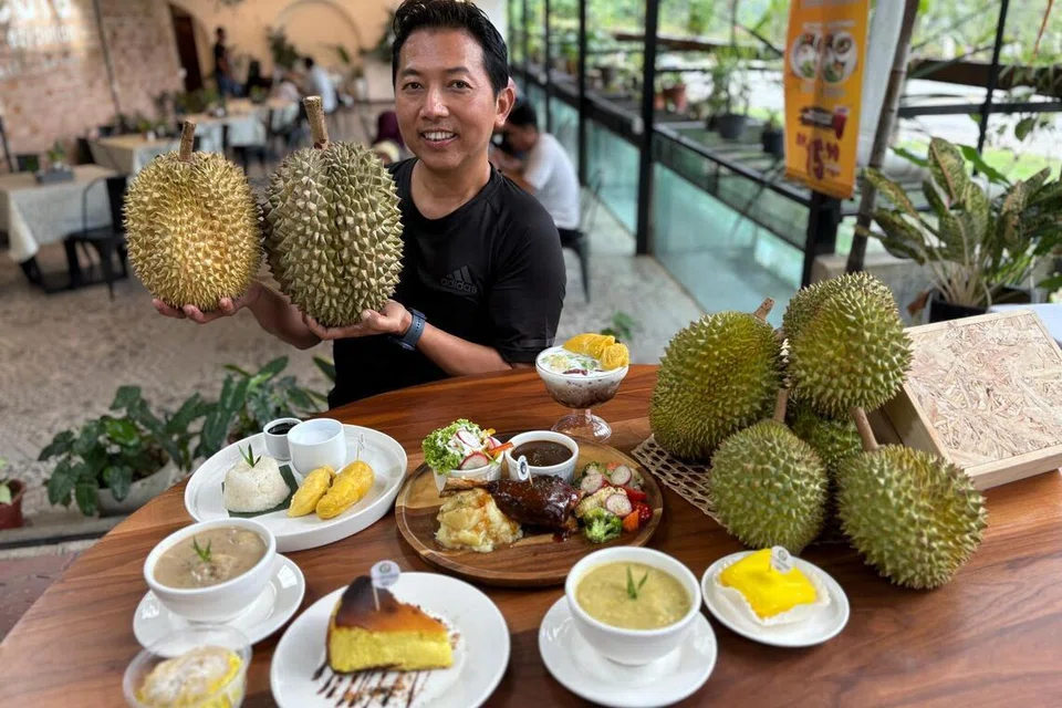 Pemilik Ezy Durian, Encik Khairul Anwar Mohamadiah, 45 tahun, menunjukkan durian yang dijual di premisnya.